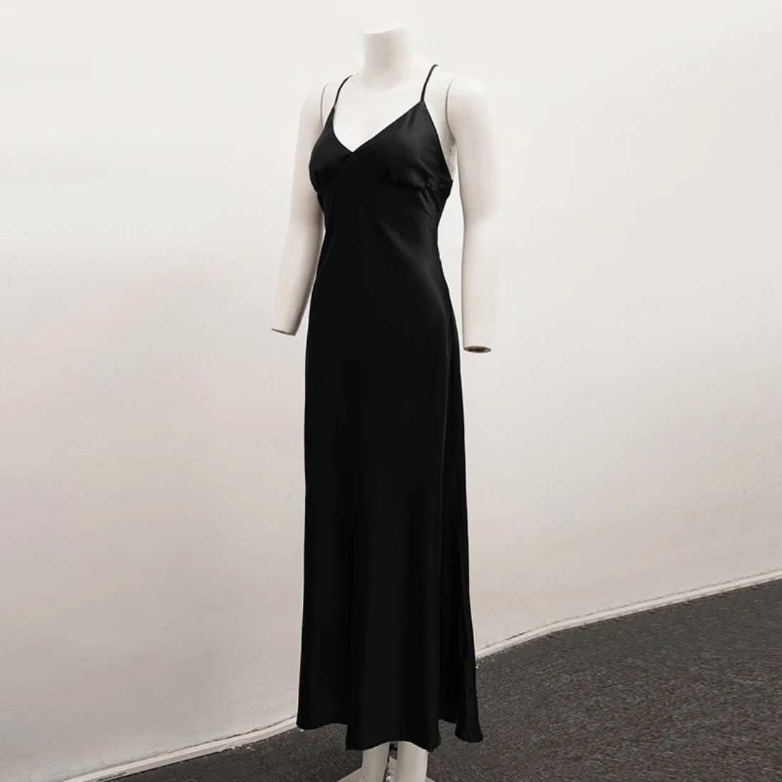 Caroline – Women’s Elegant V-Neck Backless Maxi Evening Dress - Auvrya