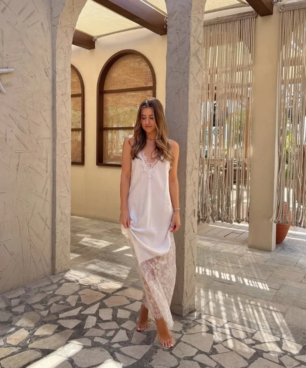 Luna &ndash; Women&rsquo;s V Neck Lace Maxi Dress Slim Elegant Evening Dress - Auvrya